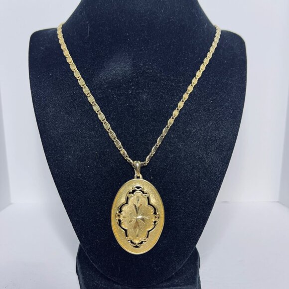 Unbranded Jewelry - Vintage Gold Tone Snail Chain Necklace With Floral Design Oval Pendant (5676)